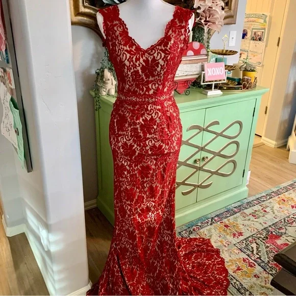 ๐HOST PICK โจโค๏ธ Red Lace Gown - Picture 1 of 3